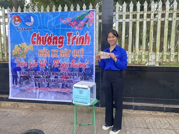 ĐOÀN THANH NIÊN XÃ EAKLY VỚI CHƯƠNG TRÌNH RỬA XE GÂY QUỸ "XUÂN GẮN KẾT - TẾT YÊU THƯƠNG" TẶNG QUÀ CHO TRẺ EM NGHÈO NHÂN DỊP TẾT NGUYÊN ĐÁN GIÁP THÌN 2024